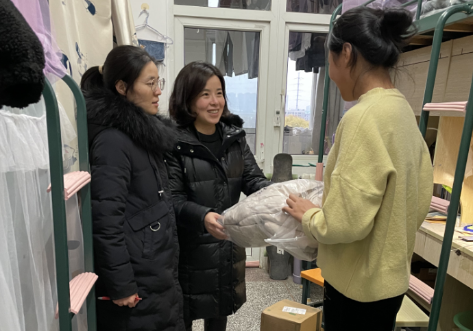 hjcvip黄金城学生党支部开展“冬日送温暖，关怀暖人心”主题党日活动