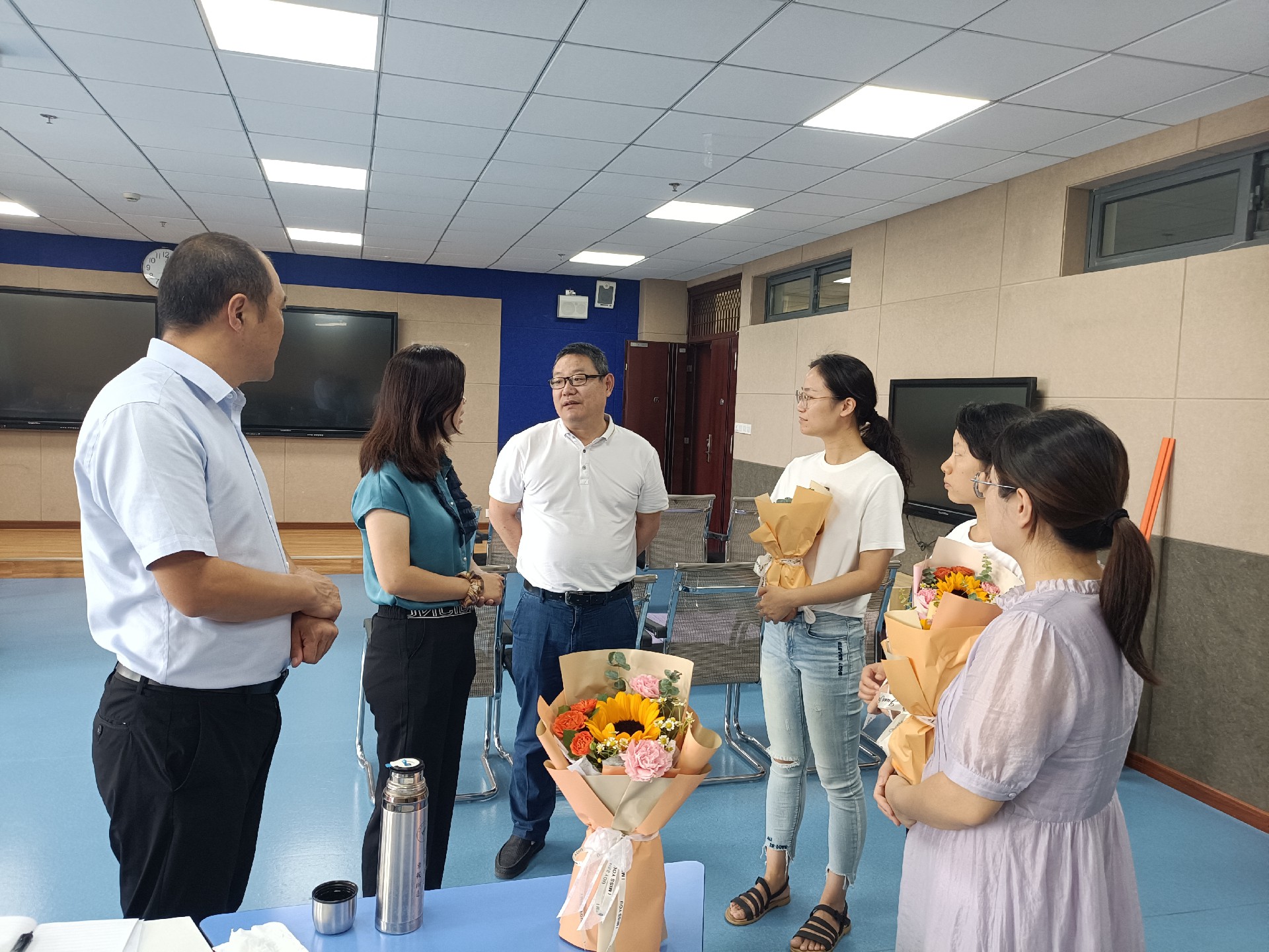 hjcvip黄金城教师节慰问一线教师