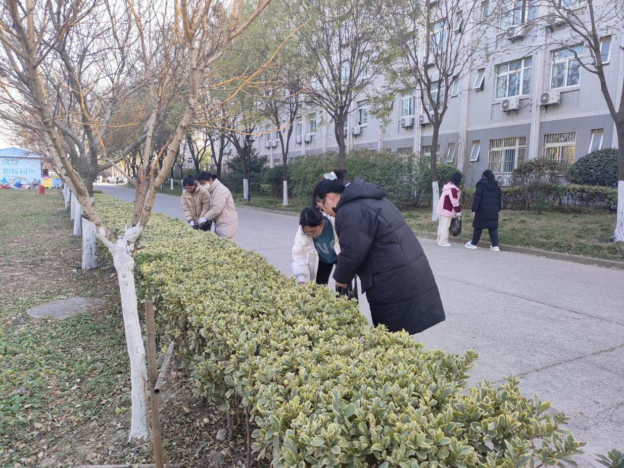 hjcvip黄金城学子进行校园环境包干劳动实践