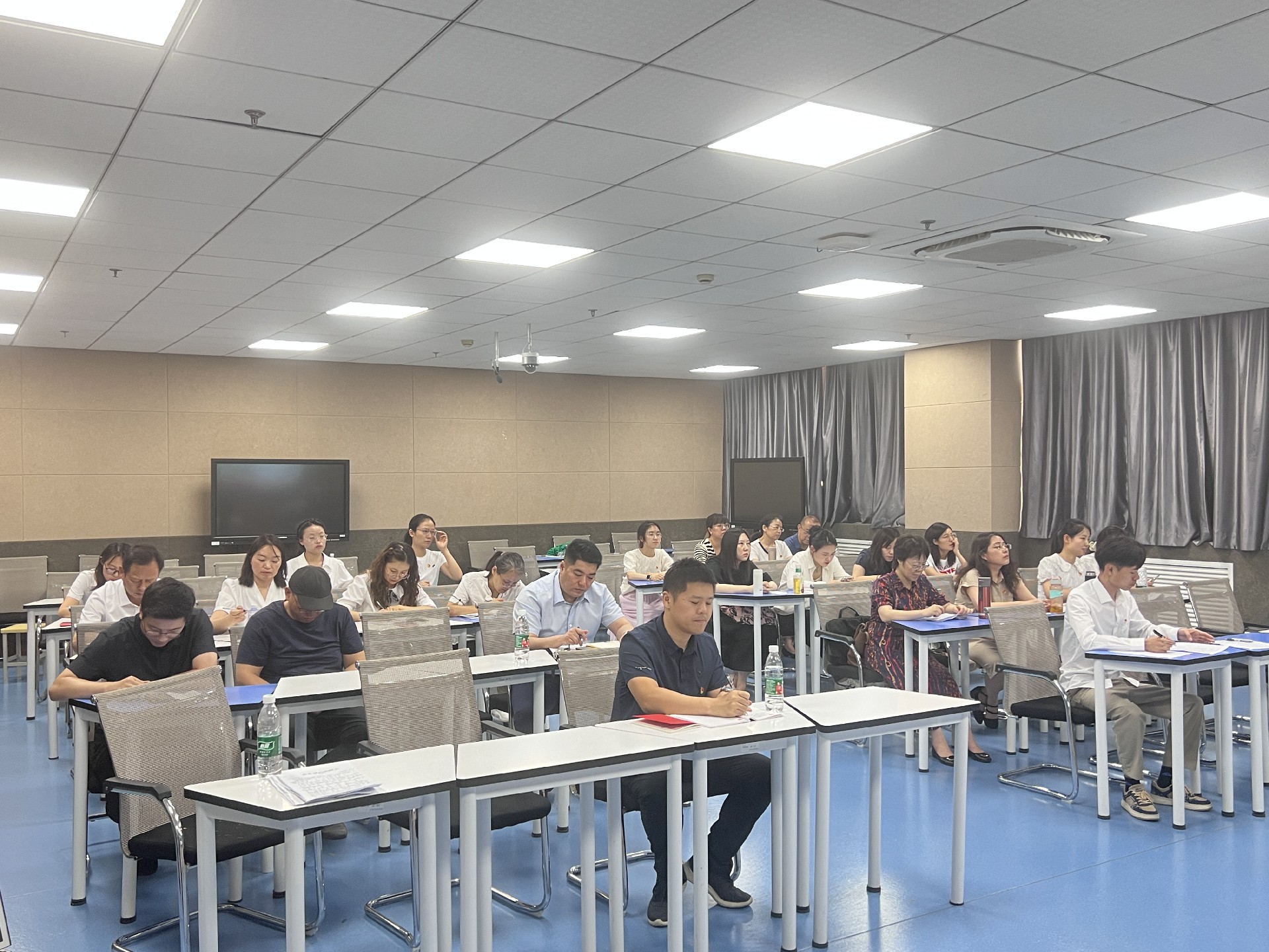 “学条例  明规矩  严自律  树形象”——hjcvip黄金城党总支开展党纪学习教育专题党课