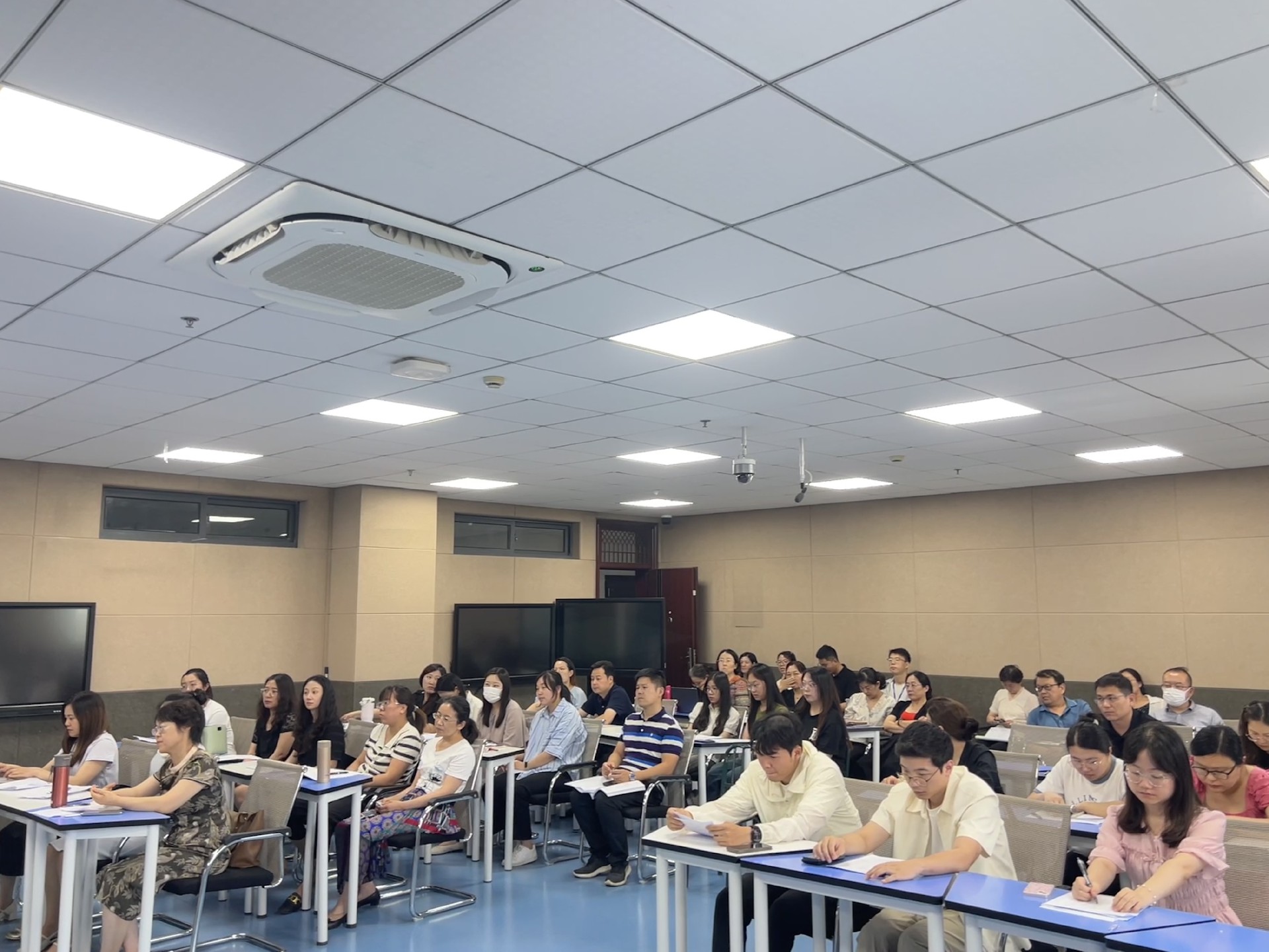 我院召开期末全体教职工大会