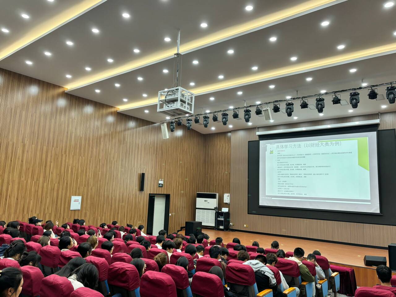我院开展“薪火相传，榜样引领”——学业帮扶交流会