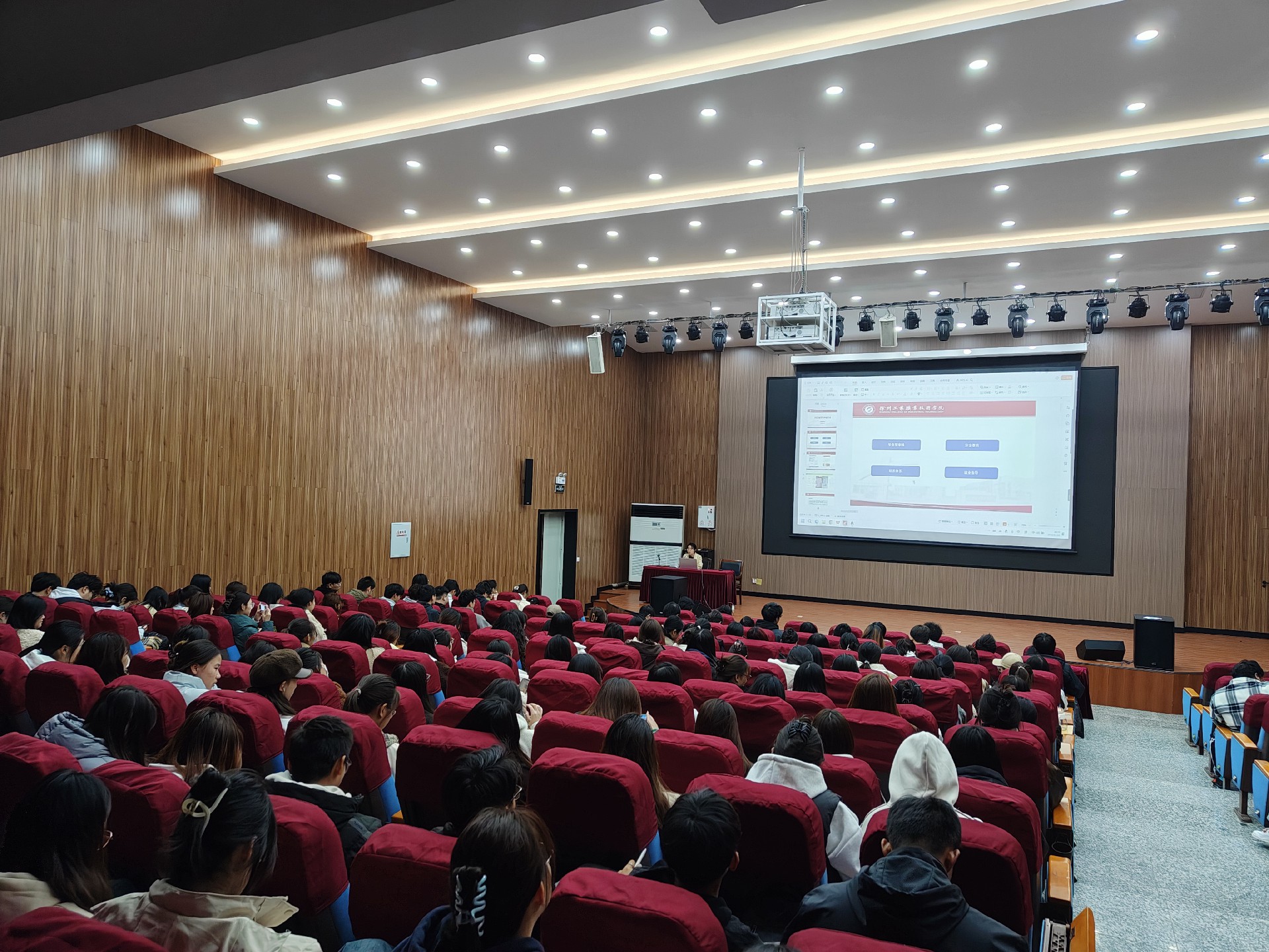 hjcvip黄金城各年级召开期中年级大会