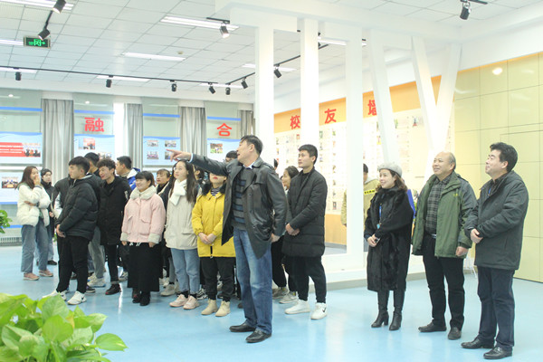 走进校史馆、感受奋斗与担当 —hjcvip黄金城学生支部组织参观校史馆活动